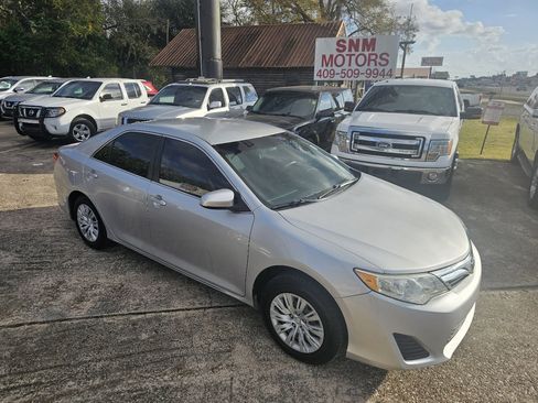 Used 2014 Toyota Camry L image 2