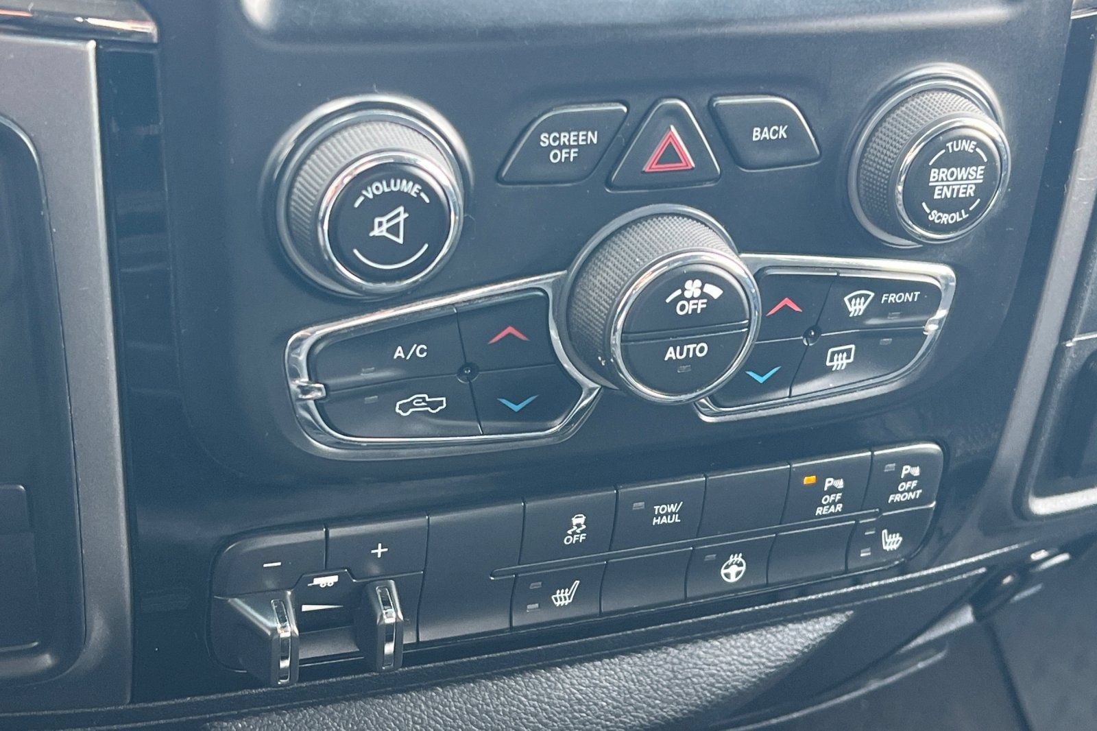 Used 2018 RAM 2500 Big Horn w/ Sport Appearance Group AWD/4WD image 16