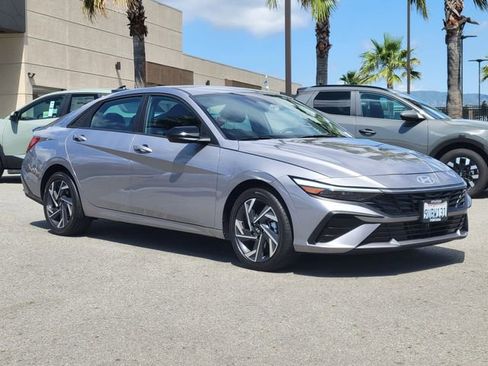 Used 2025 Hyundai Elantra SEL image 1
