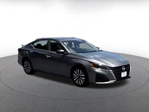 Used 2025 Nissan Altima 2.5 SV FWD image 12