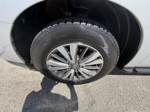 Used 2018 Nissan Pathfinder SV AWD/4WD image 18