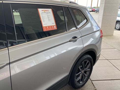 Certified 2023 Volkswagen Tiguan SE w/ Panoramic Sunroof Package FWD image 60