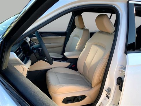 Used 2025 Jeep Grand Cherokee L Limited RWD image 8
