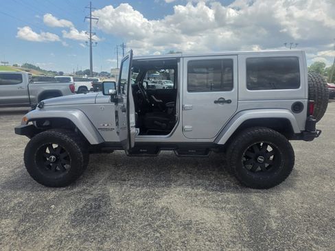 Used 2016 Jeep Wrangler Unlimited Sahara w/ Max Tow Package AWD/4WD image 9