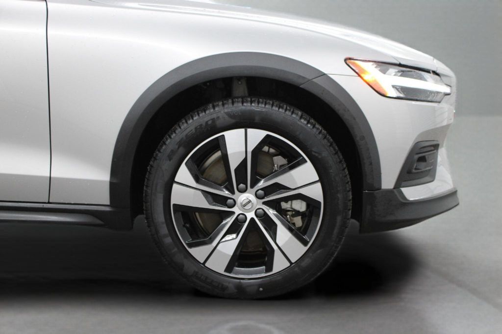 Used 2025 Volvo V60 B5 Cross Country Plus AWD/4WD image 14
