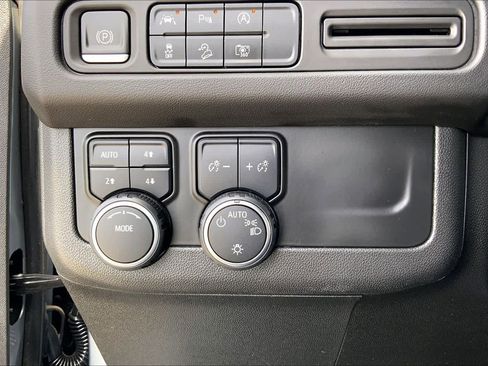 Used 2023 Chevrolet Suburban Z71 w/ Luxury Package image 33