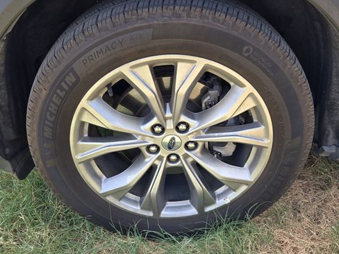 Used 2023 Ford Explorer XLT w/ Equipment Group 202A RWD image 9