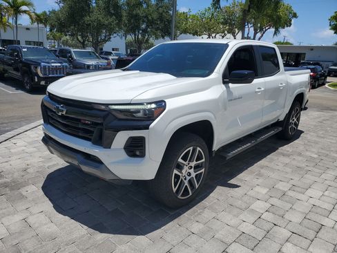 Used 2023 Chevrolet Colorado Z71 w/ Z71 Convenience Package 2 AWD/4WD image 3