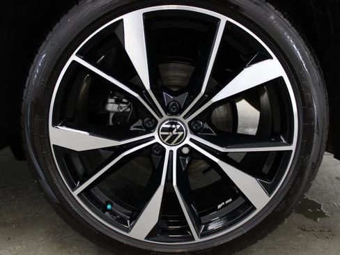 Used 2024 Volkswagen Tiguan SEL R-Line image 9