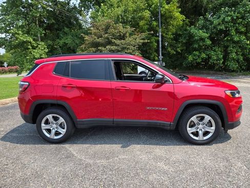 Used 2024 Jeep Compass Latitude w/ Sun and Sound Group AWD/4WD image 10