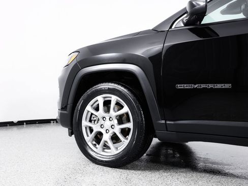 Used 2024 Jeep Compass Latitude w/ Sun and Sound Group AWD/4WD image 6