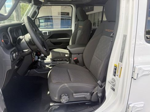 New 2025 Jeep Gladiator Mojave w/ Convenience Group image 15