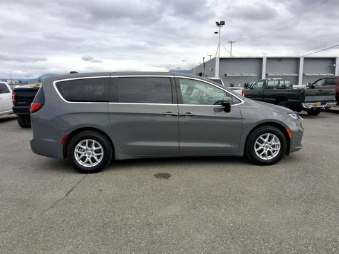 Certified 2023 Chrysler Pacifica Touring-L FWD image 9