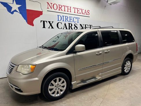Used 2014 Chrysler Town & Country Touring image 12