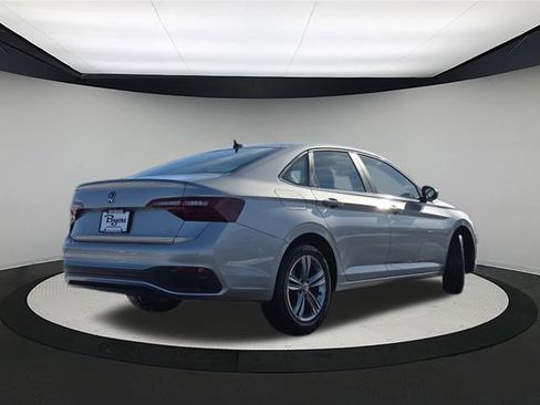 Used 2024 Volkswagen Jetta SE image 7