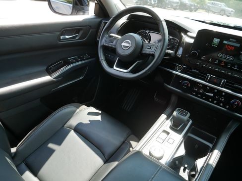Certified 2024 Nissan Pathfinder SL w/ SL Premium Package AWD/4WD image 9