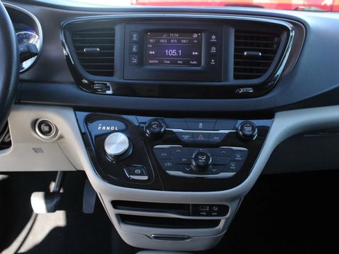 Used 2017 Chrysler Pacifica LX FWD image 19