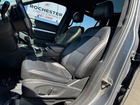 Used 2017 Ford Explorer XLT w/ Equipment Group 202A AWD/4WD image 8