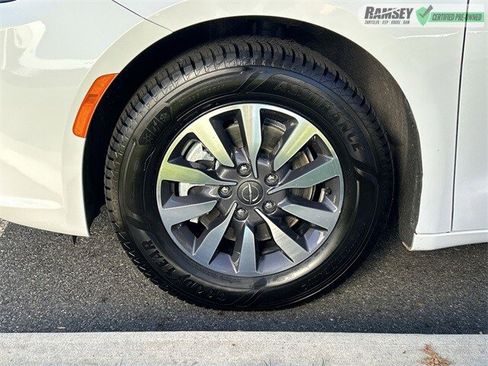 Certified 2024 Chrysler Pacifica Select image 10