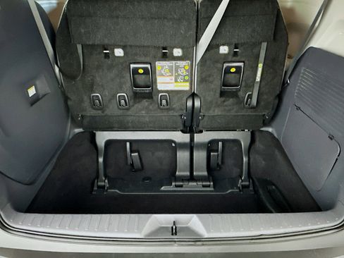 Used 2024 Toyota Sienna XLE FWD image 31