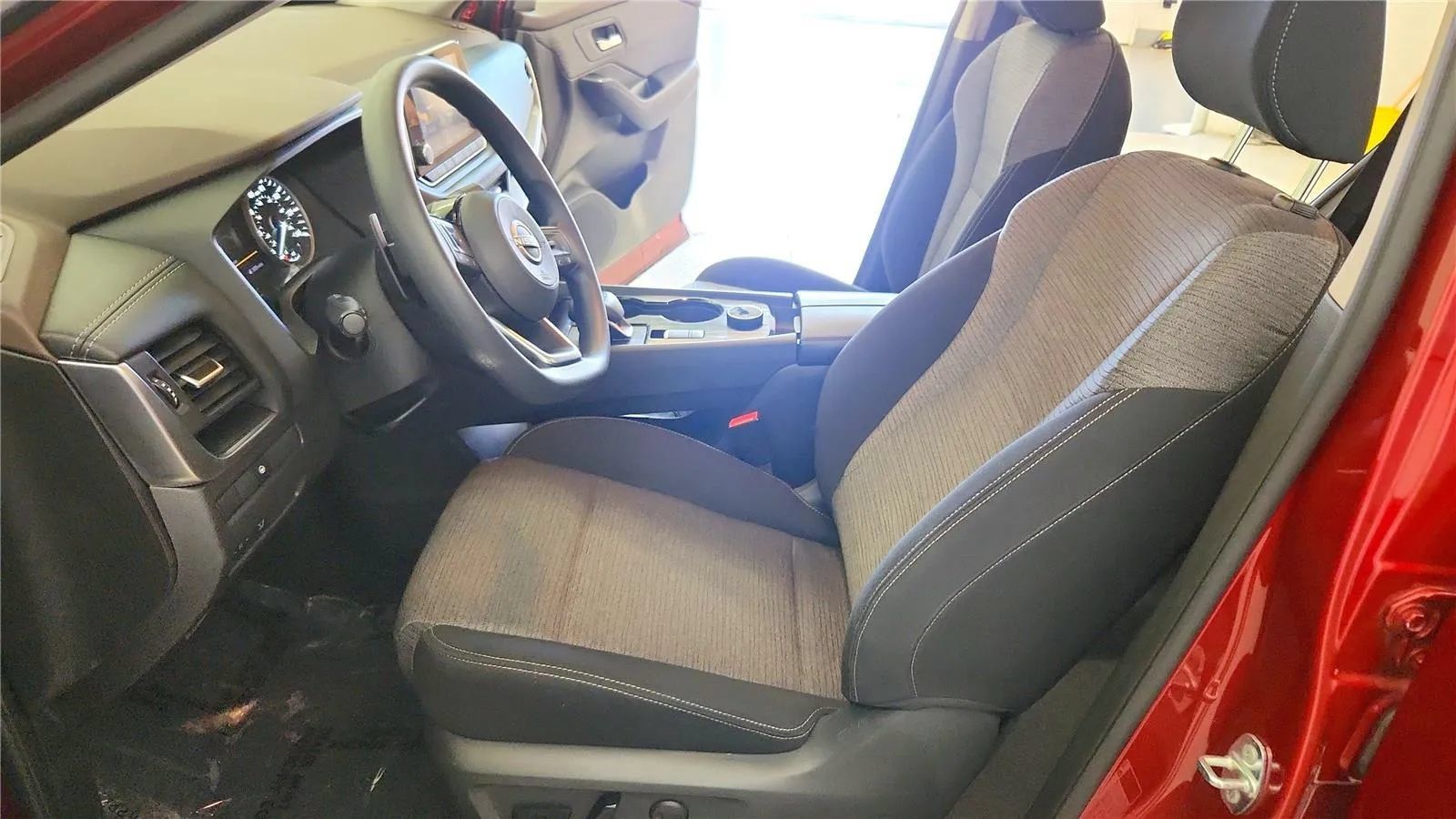 Used 2023 Nissan Rogue SV AWD/4WD image 16