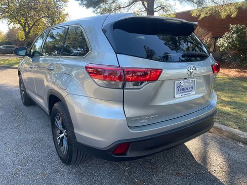 Used 2019 Toyota Highlander LE image 3