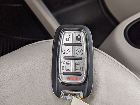 Used 2021 Chrysler Pacifica Touring-L image 28