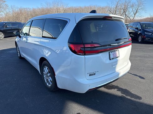 Used 2024 Chrysler Pacifica Touring-L image 5