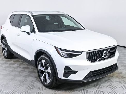 Certified 2025 Volvo XC40 B5 Plus AWD/4WD image 26