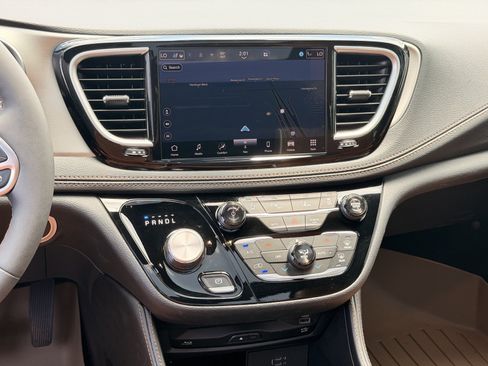 Used 2026 Chrysler Pacifica Pinnacle FWD image 47