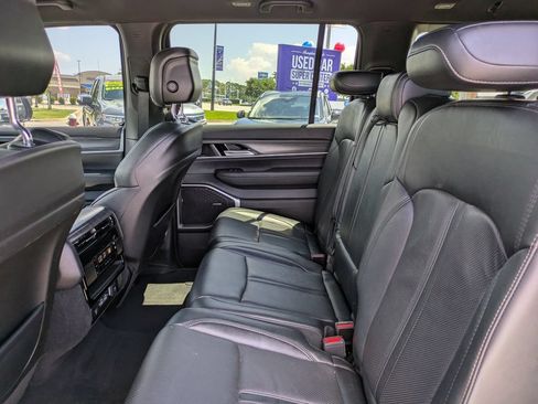 Used 2023 Jeep Wagoneer L Series III w/ Preferred Equipment Group AWD/4WD image 15