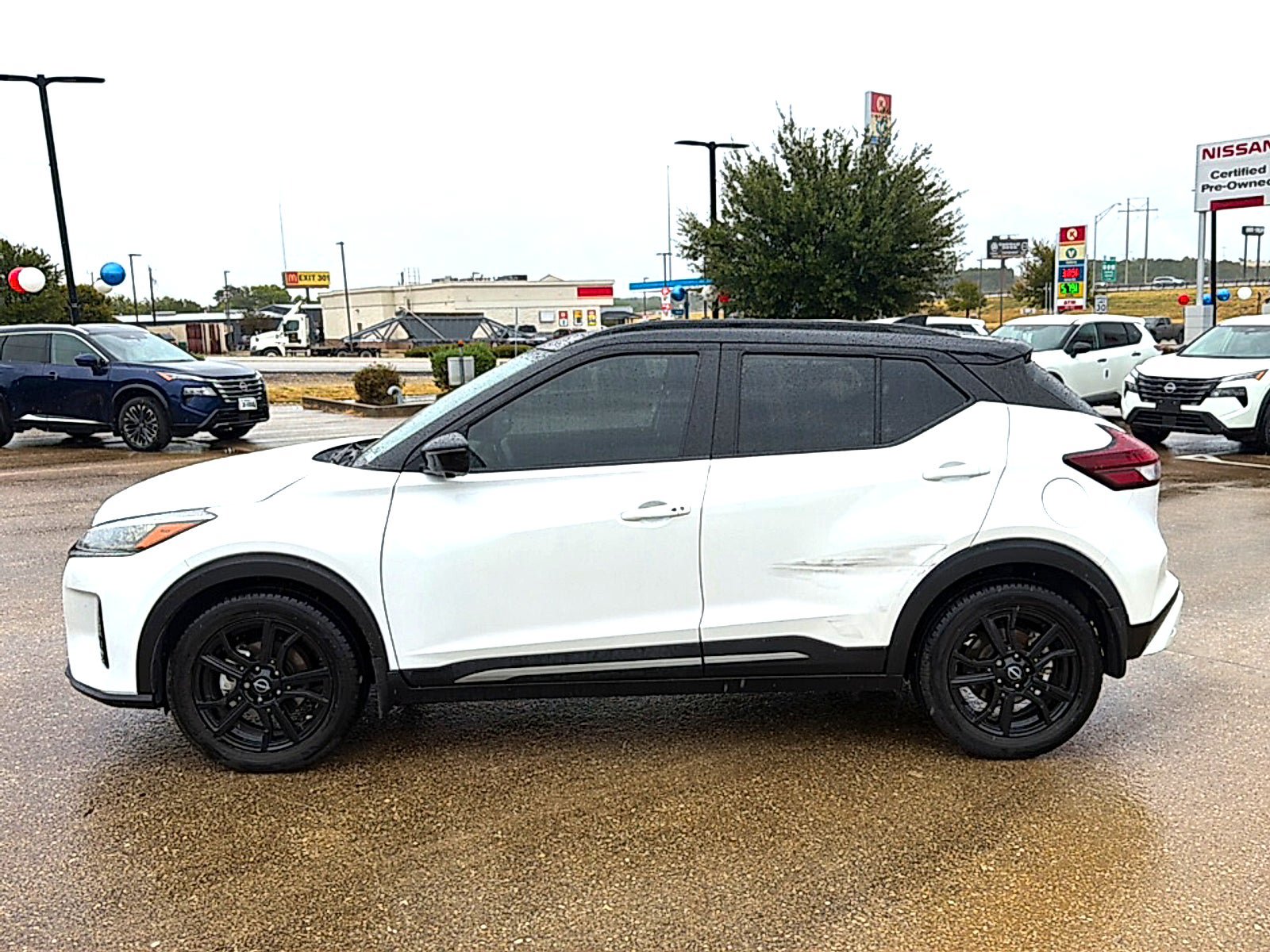 Used 2023 Nissan Kicks SR w/ SR Premium Package FWD image 2