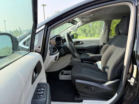 Used 2024 Chrysler Voyager LX FWD image 9