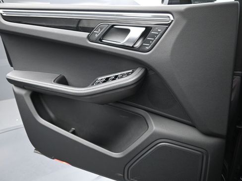 Certified 2023 Porsche Macan AWD/4WD image 24