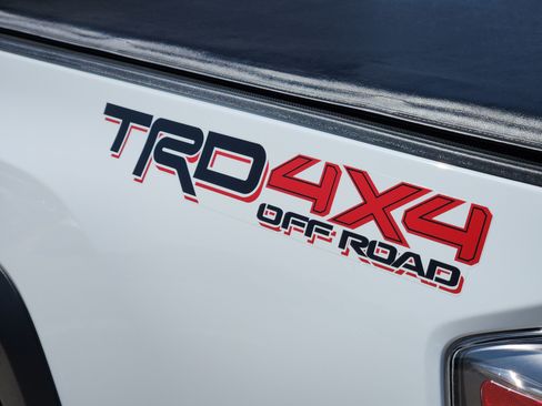 Used 2022 Toyota Tacoma TRD Off-Road w/ TRD Premium Off Road Package AWD/4WD image 10