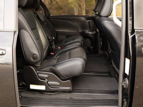 Used 2017 Toyota Sienna SE image 36