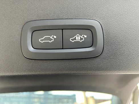 Certified 2025 Volvo XC40 B5 Plus image 17