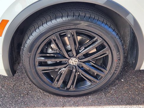 Used 2022 Volkswagen Tiguan SE R-Line image 32