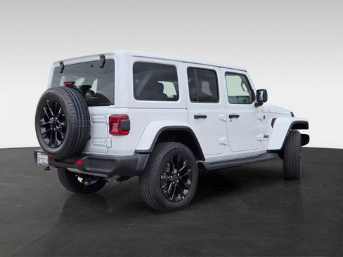 Used 2025 Jeep Wrangler Unlimited Sahara AWD/4WD image 4