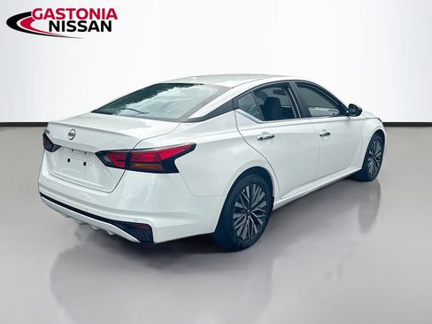 Used 2025 Nissan Altima 2.5 SV FWD image 9