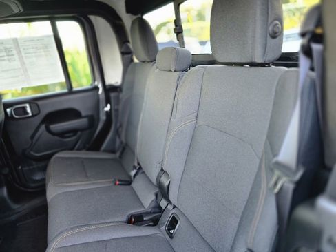 Used 2025 Jeep Gladiator Sport image 8