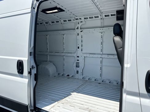 Used 2026 RAM ProMaster 2500 w/ Convenience Group FWD image 32