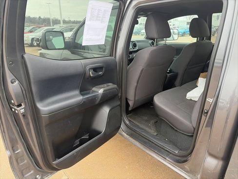 Used 2017 Toyota Tacoma TRD Sport w/ Tow Package (A/T) image 16