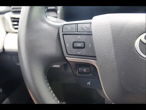 Used 2025 Toyota Camry XLE AWD/4WD image 27