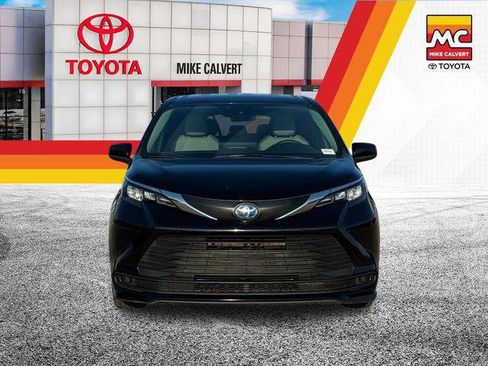 Certified 2025 Toyota Sienna LE FWD image 8