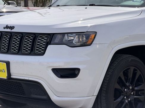 Used 2017 Jeep Grand Cherokee Altitude image 6