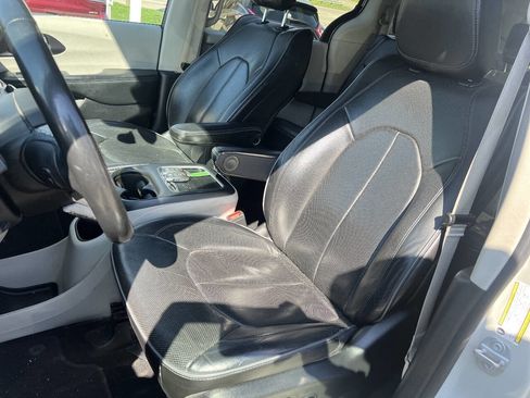 Used 2020 Chrysler Pacifica Limited FWD image 11