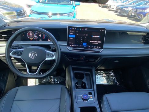 Used 2025 Volkswagen Tiguan SE AWD/4WD image 10