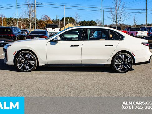 Used 2023 BMW 740i w/ Parking Assistance Package image 7