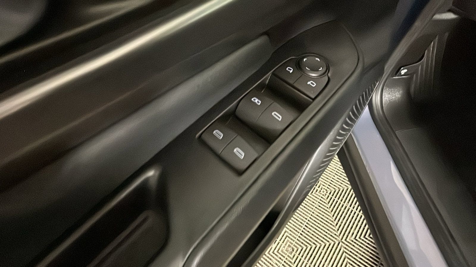 Used 2024 Chevrolet Equinox EV RS FWD image 13